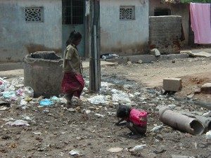 Children_in_unsanitary_conditions_in_slum_in_India_3150664558-300x225