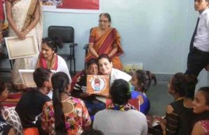 Kids gifting painting to Dia Mirza at Save the children Aadhaar card camp