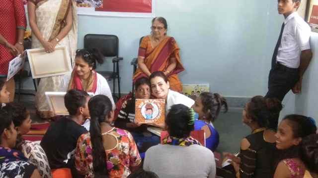 Kids gifting painting to Dia Mirza at Save the children Aadhaar card camp