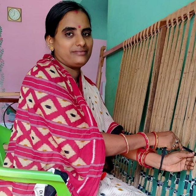 Handloom weaver Itishree doing Bandha