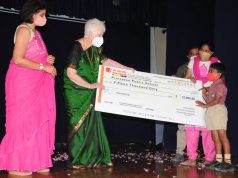 Vandana Kumar, President of Shishu Mandir along with Dr Hella Mundra, Founder of Shishu Mandir, handing over the cheques to the parents and the deserving children of the Rahim Education Project
