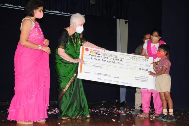 Vandana Kumar, President of Shishu Mandir along with Dr Hella Mundra, Founder of Shishu Mandir, handing over the cheques to the parents and the deserving children of the Rahim Education Project