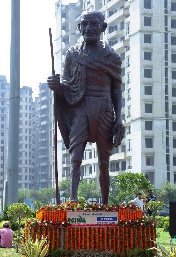 HCL Foundation and NOIDA Authority Unveil India's first 20-feet Tall  Sculpture of Mahatma Gandhi Made Out of Plastic Waste - The CSR Journal
