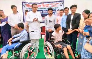 Shri Raaj Kumar Anand, Cabinet Minister for Social Welfare, Labour, Employmen_ Mitesh Rasal, Founder Rut3, Shubham Sutar, Co-Founder & CTO Rut3 at the General Disability Camp, New Delhi handing over wheelchair