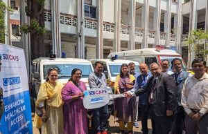 Shri Virendra Bansal- MD & CEO along with SBICAPS team handing over the ambulances to Smt. Ashima Mittal – CEO Zilla Parishad Nashik, IAS & officials from the health department