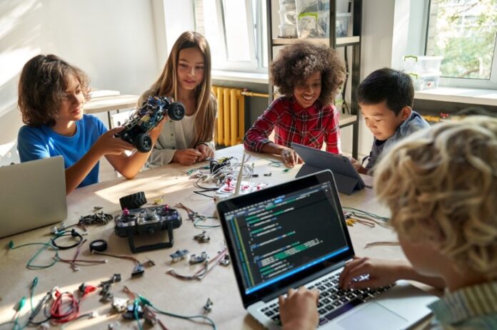 Integrating Tech Into The Classroom: How Teachers Can Support Students