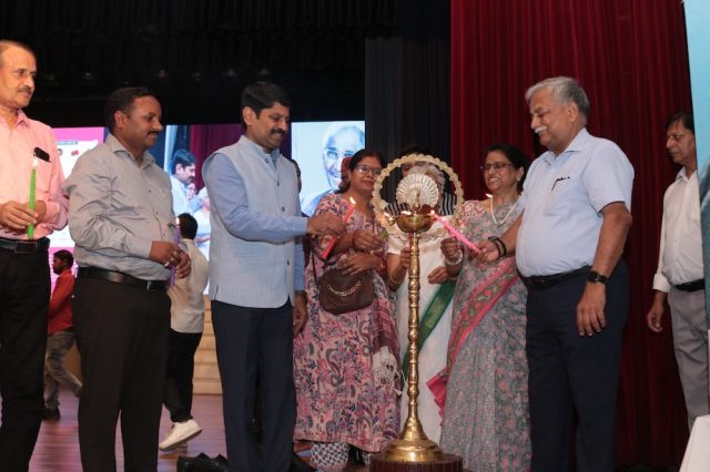 Shri M K Shanmuga Sundaram, Principal Secretary Education, Uttar Pradesh, Shri Awanish Awasthi, Chief Advisor to CM, Uttar Pradesh Dr Sunita Gandhi and Dr Bharti Gandhi at lamp lighting at ALfA FLN