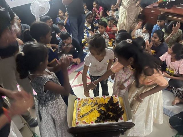 Children at Makkala Jagriti cutting the cake