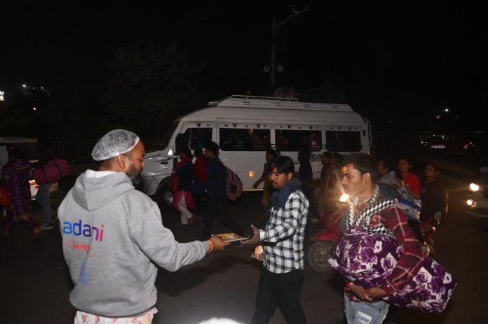Adani Volunteers Distribute Mahaprasad to Stranded Devotees at Maha Kumbh