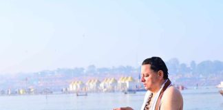 Select उत्तराखंड के सीएम धामी ने परिवार संग संगम में लगाई डुबकी उत्तराखंड के सीएम धामी ने परिवार संग संगम में लगाई डुबकी