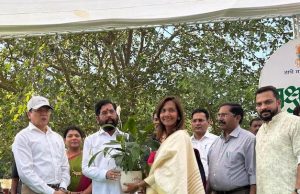 Prachi Gadkari, Assistant General Manager - Liaison, Oberoi Realty felicitates Deputy CM of Maharashtra Shri Eknath Shinde at Vrukshavalli 2025