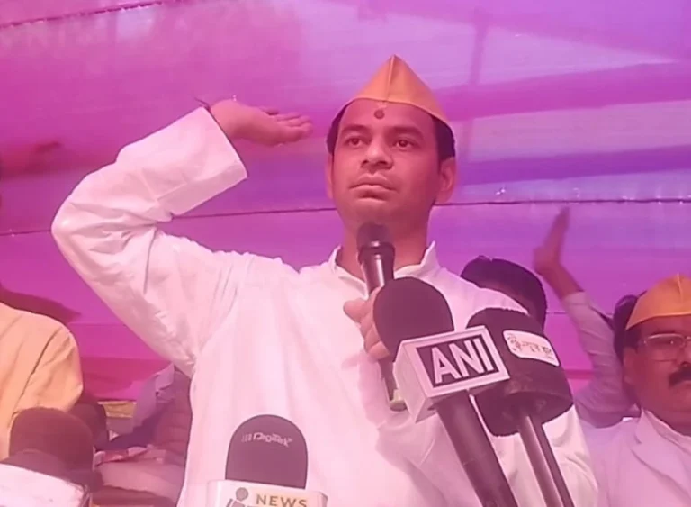 तेजप्रताप का अनोखा चुनावी अंदाज़: पार्टी से निकाले गए फिर भी ‘लालू ब्रांड’ पर भरोसा