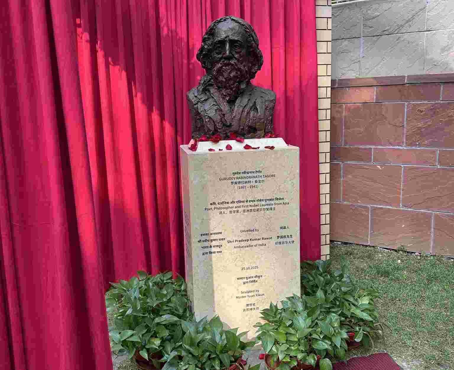 Rabindranath Tagore statue