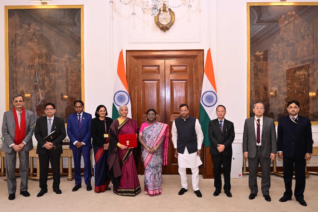 Finance Minister Nirmala Sitharaman, along with her team, calls on President Droupadi Murmu