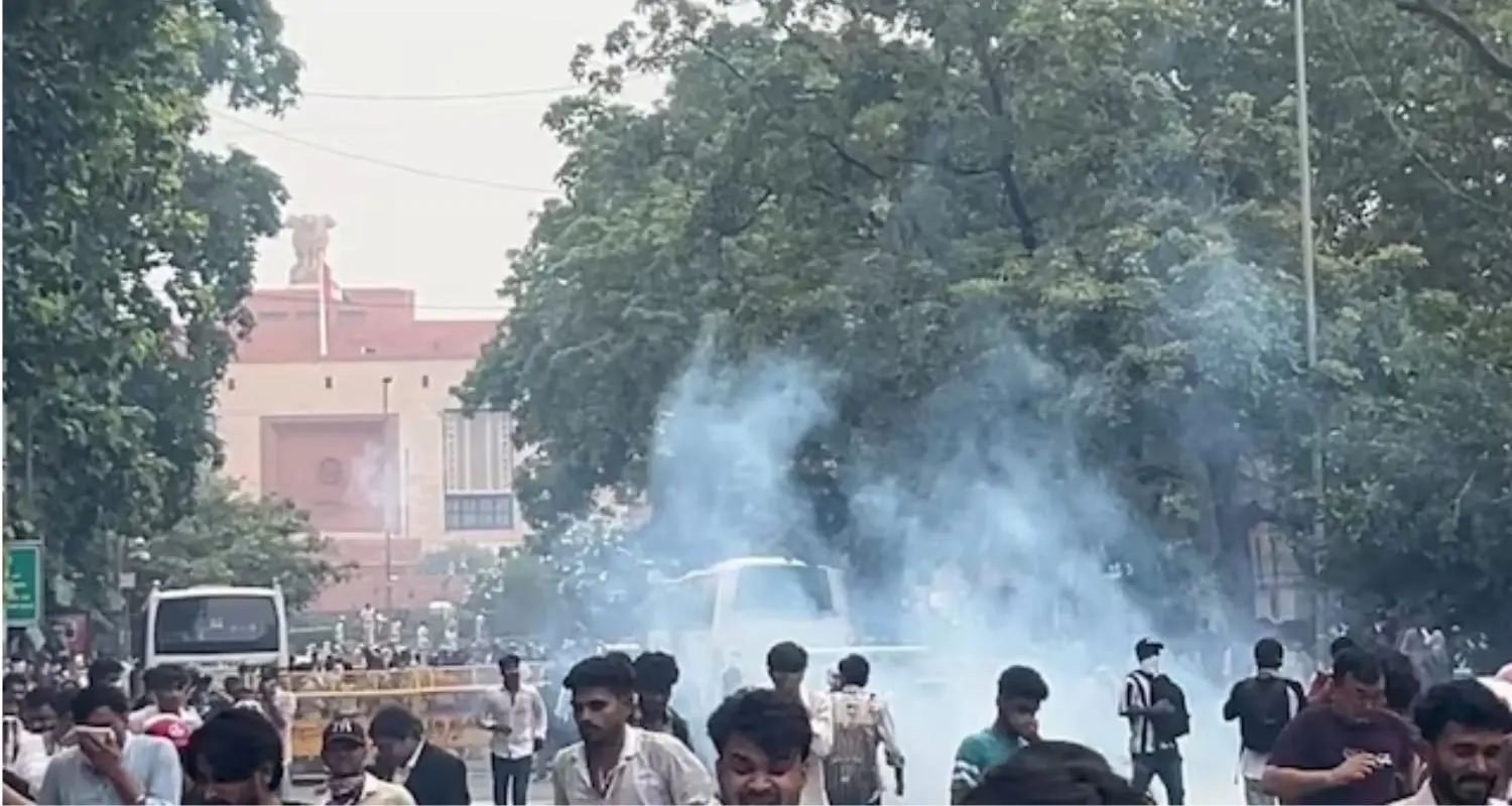 संसद भवन पहुंचे CJP प्रदर्शनकारियों पर आंसू गैस और लाठीचार्ज, सुरक्षा एजेंसियां अलर्ट