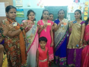 Women from Mumbai slum trained to go cashless post demonetisation